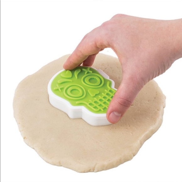 Tovolo Sugar Skull Cookie Cutter and 6 Stamps - Picture 7 of 10